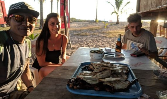Compartiendo mesa con una familia local a la que están ayudando