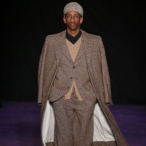 Modelo desfilando para Umit Benan / 080 BARCELONA FASHION