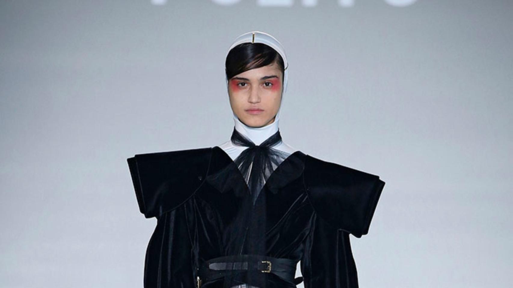 Modelo desfilando para Polite / 080 BARCELONA FASHION