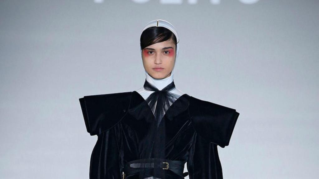 Modelo desfilando para Polite / 080 BARCELONA FASHION