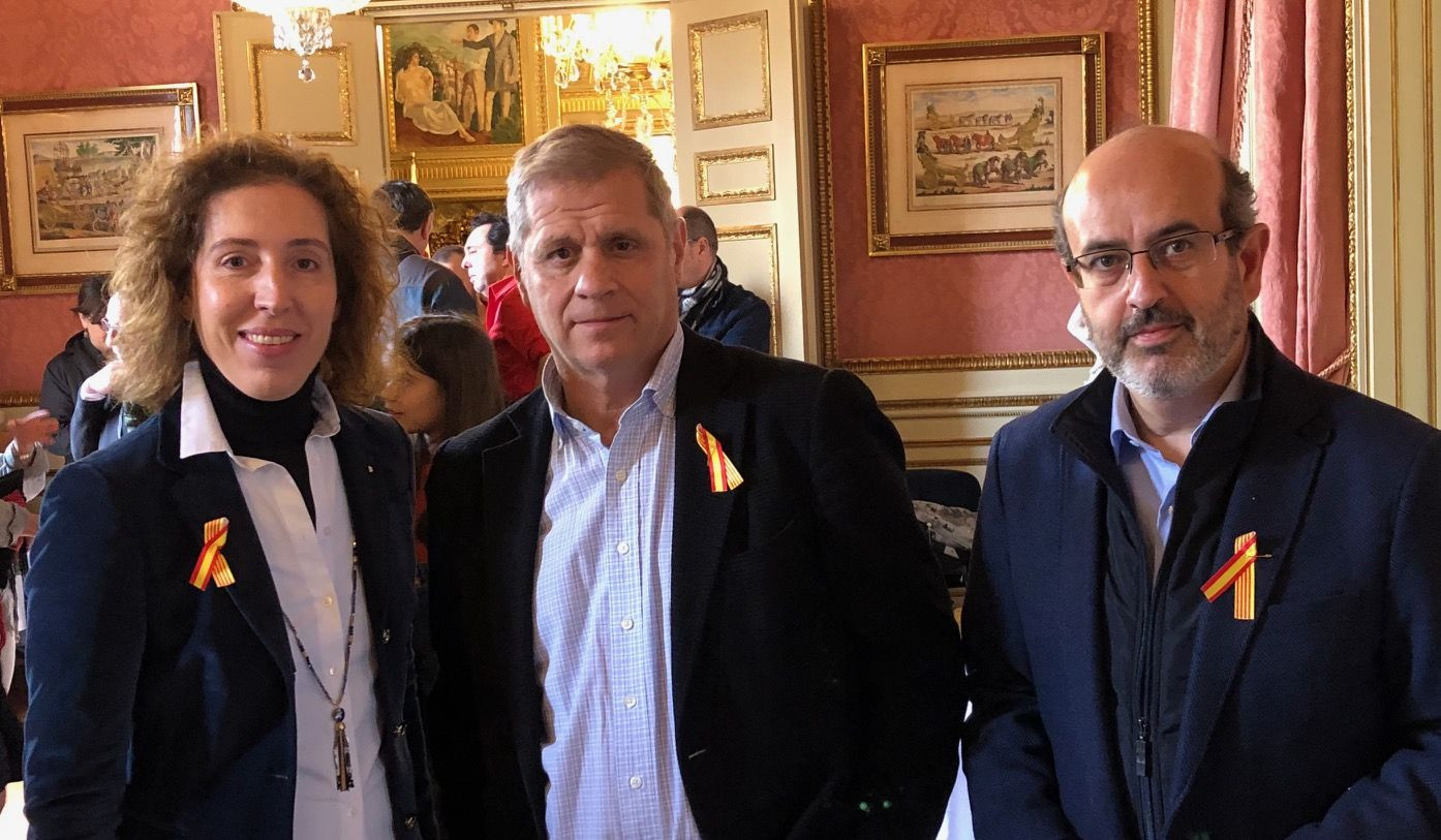 Alberto Fernández, en el centro, ha criticado el excesivo gasto de Colau en propaganda