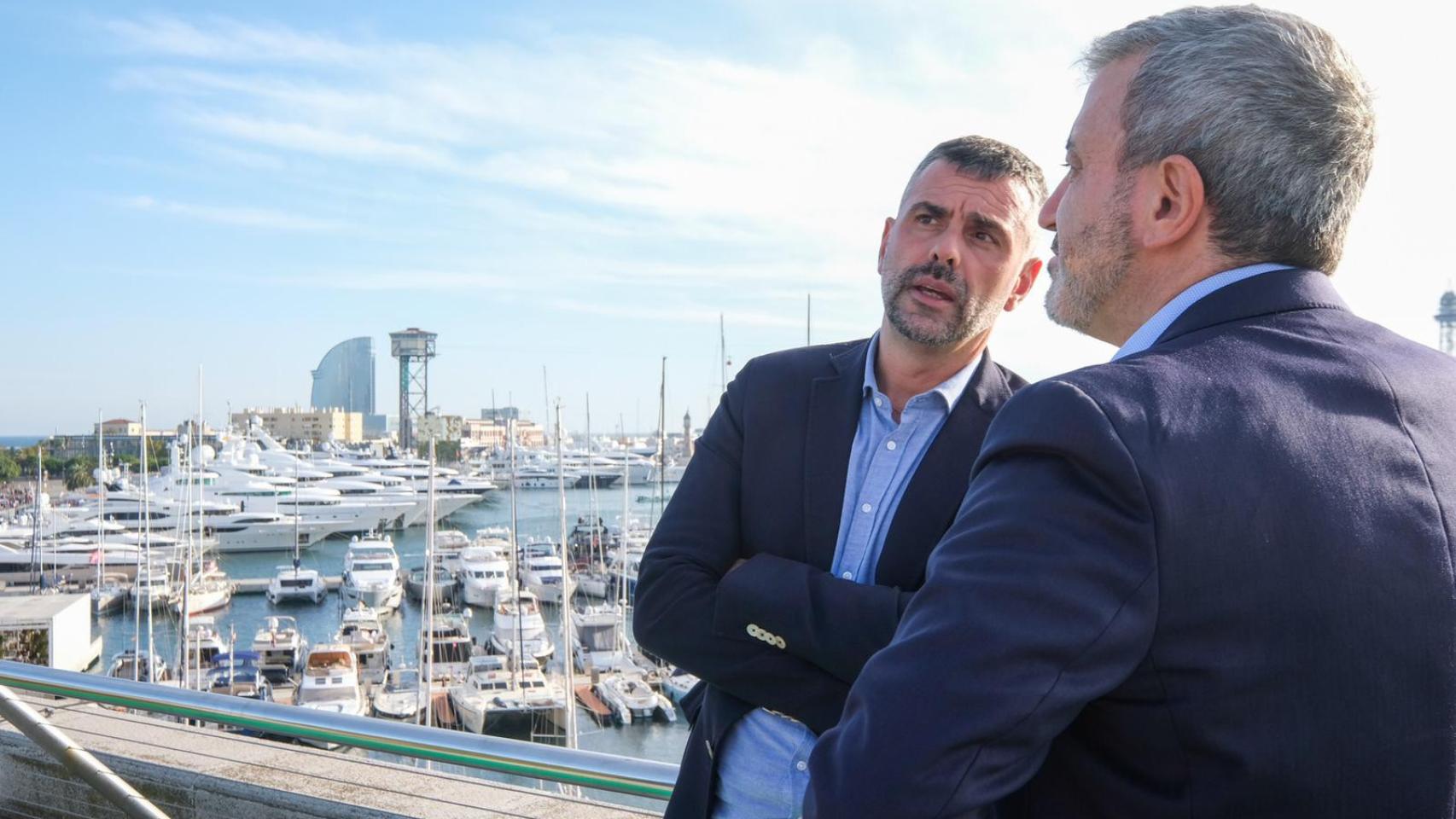 Jaume Collboni (de espaldas) con el exconseller Santi Vila / PEPA ÁLVAREZ