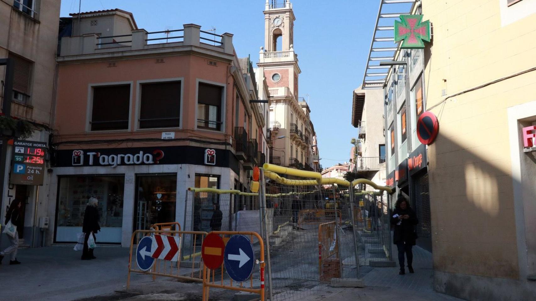 Obras de construcción de la 'superilla' de Horta / HUGO FERNÁNDEZ