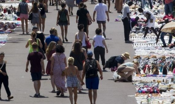 Manteros venden sus productos junto al Port de Barcelona / ARCHIVO