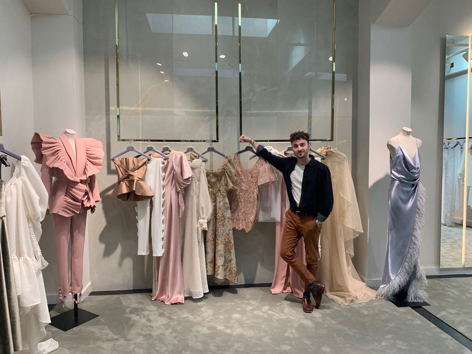 Ze García posando junto a su colección 'Origen' / VERÓNICA MUR