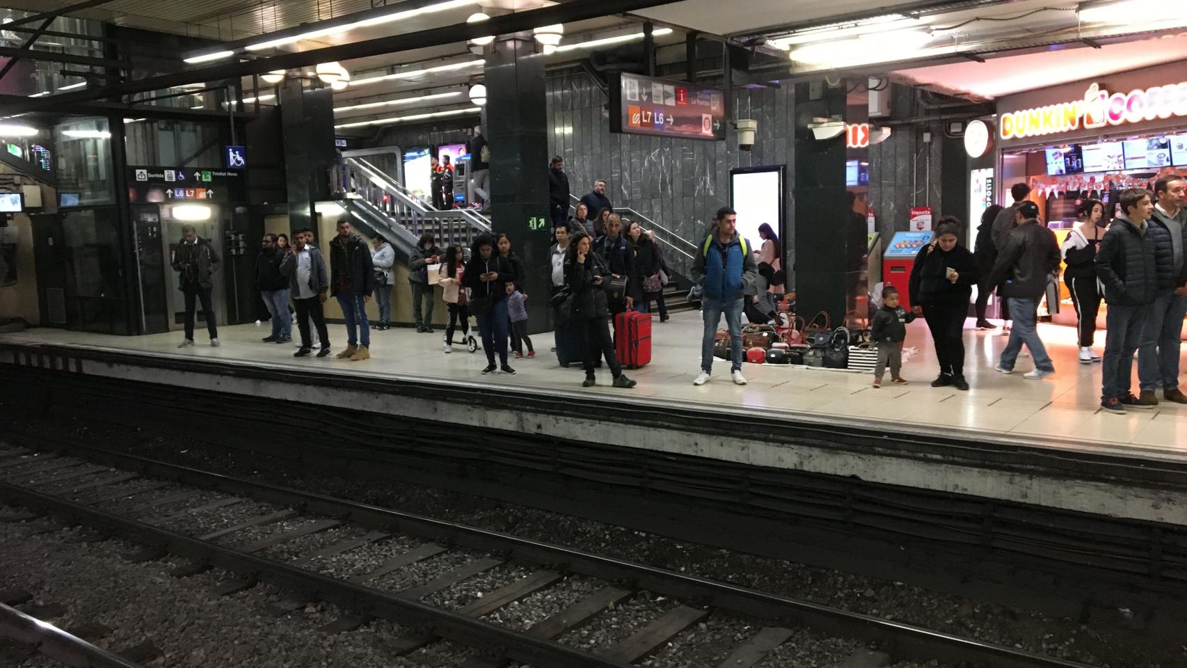 Andén de metro en plaza Catalunya / PABLO ALEGRE
