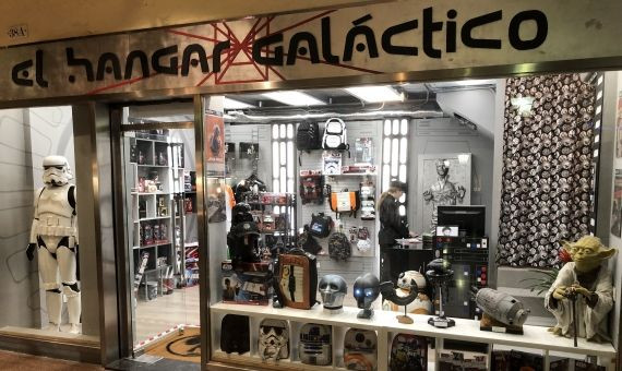Vista desde el pasillo de la tienda especializada en Star Wars / EL HANGAR GALÁCTICO