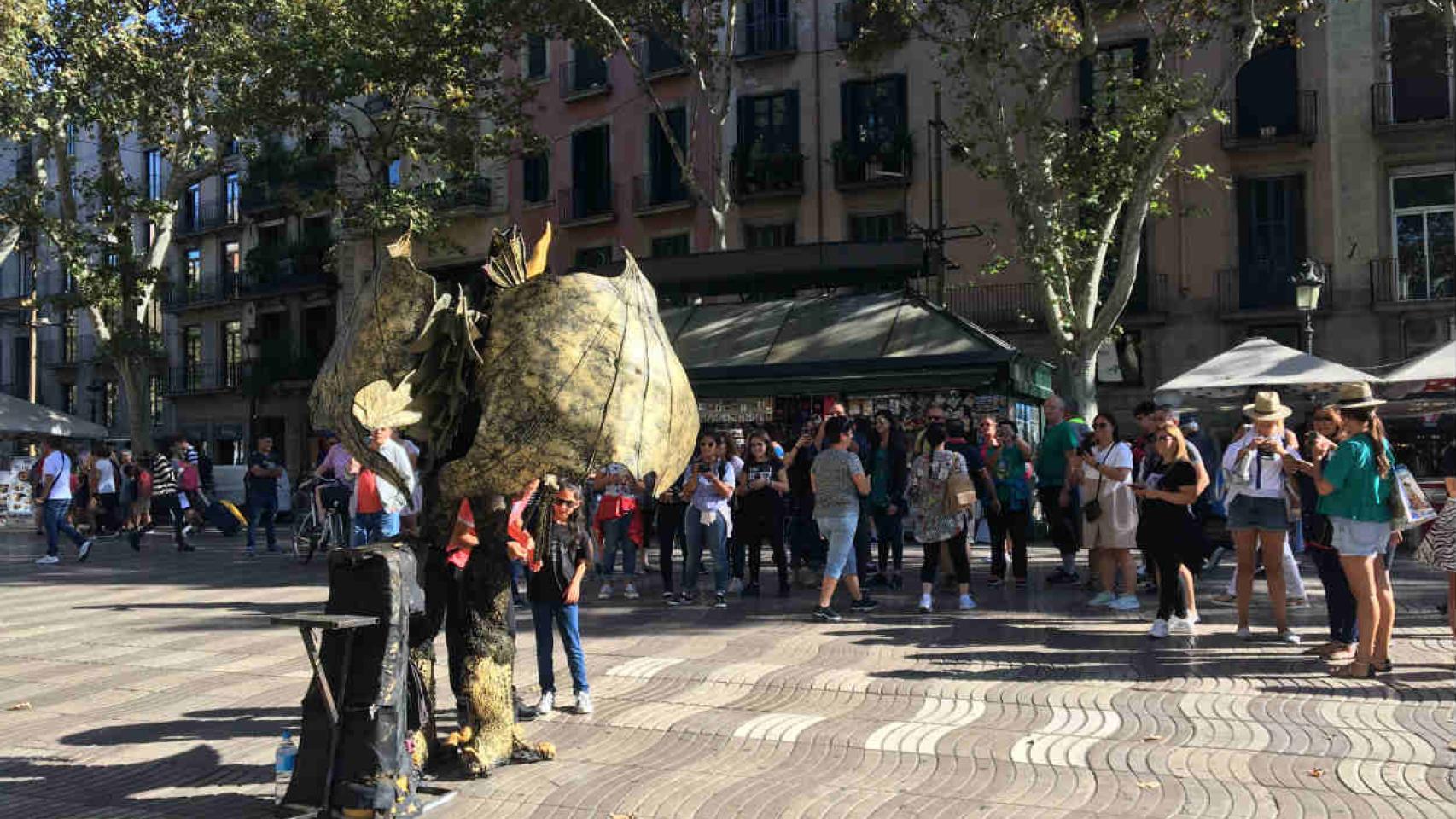 Una de las estatuas humanas que suelen estar en la Rambla / CR