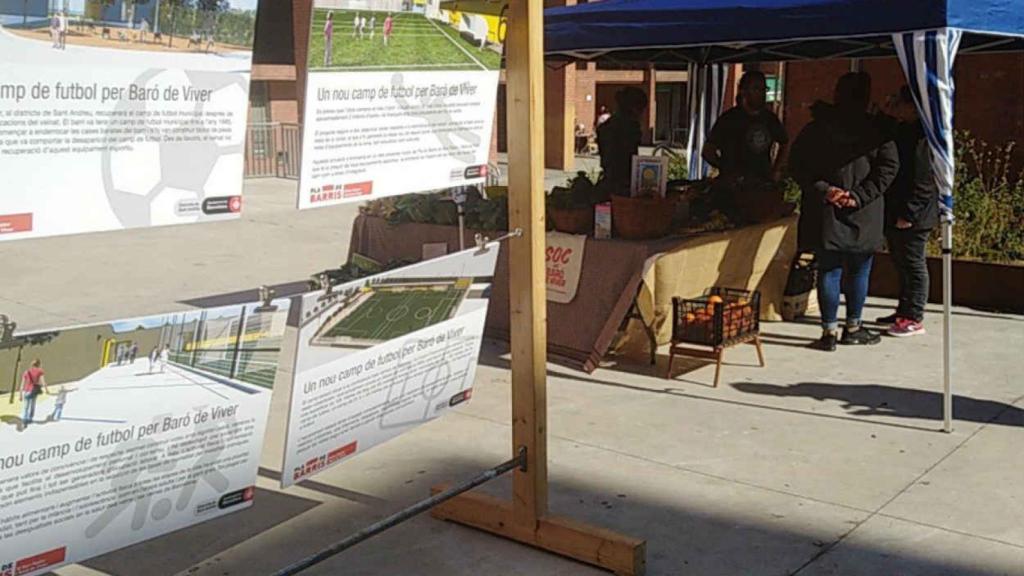 Un tablero con cuatro fotos para una inauguración fallida en Baró de Viver / @BCN_SantAndreu