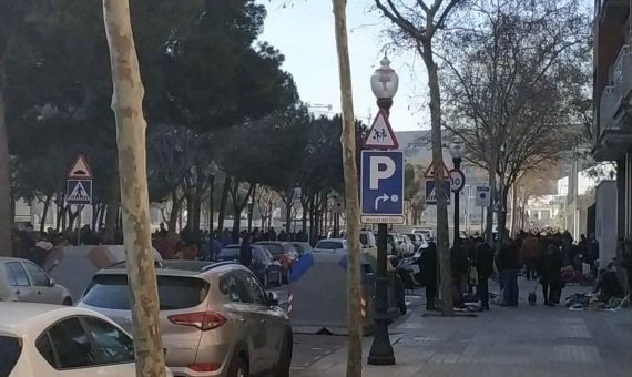 Los vendedores se instalan incluso en las aceras / @PassaMeu 