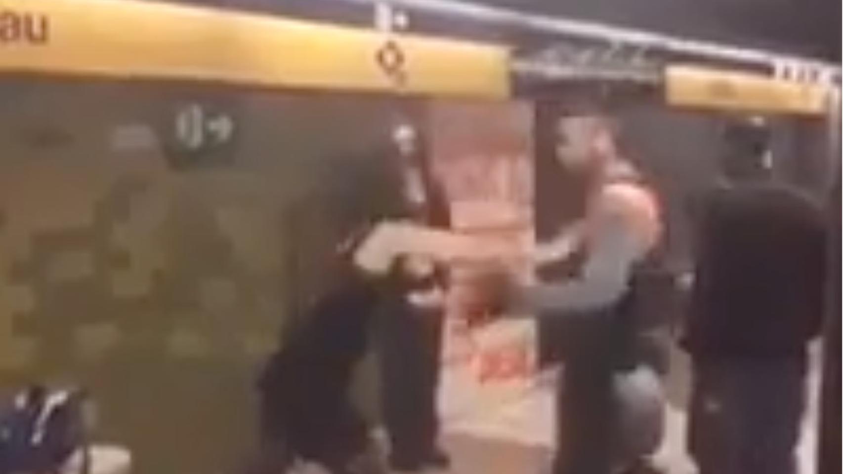 Una mujer agrede el 8M a un vigilante del metro tras pintar un grafiti / @FuerzasDelOrden