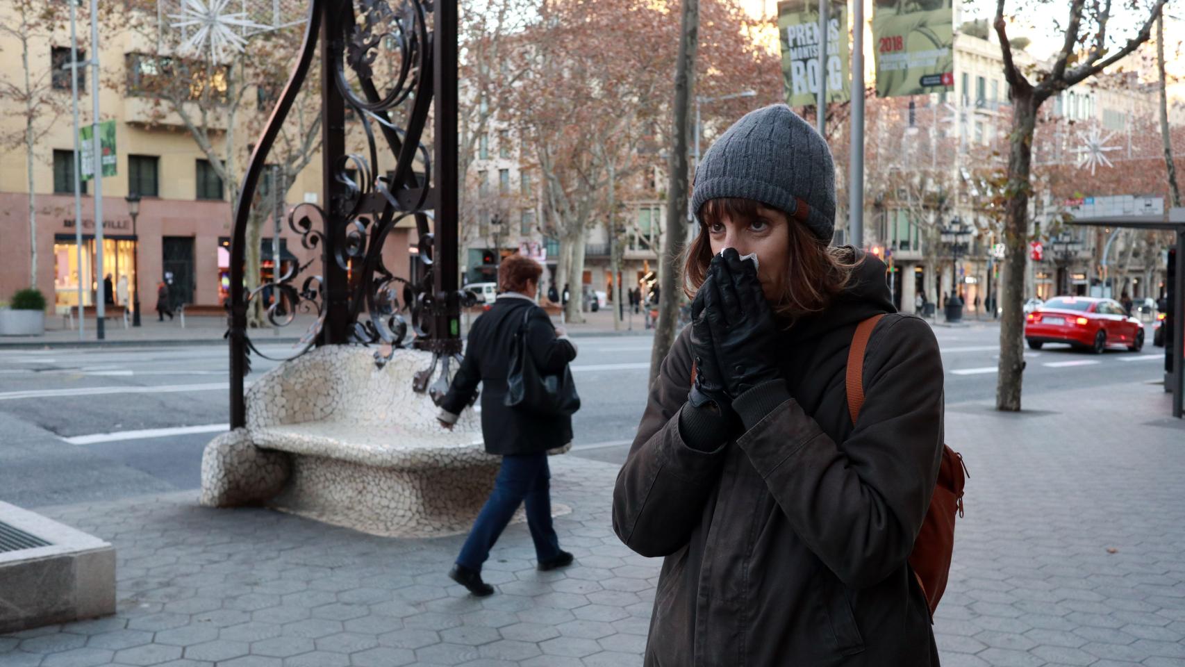 Personas paseando por paseo de Gràcia durante una ola de frío en Barcelona / HUGO FERNÁNDEZ