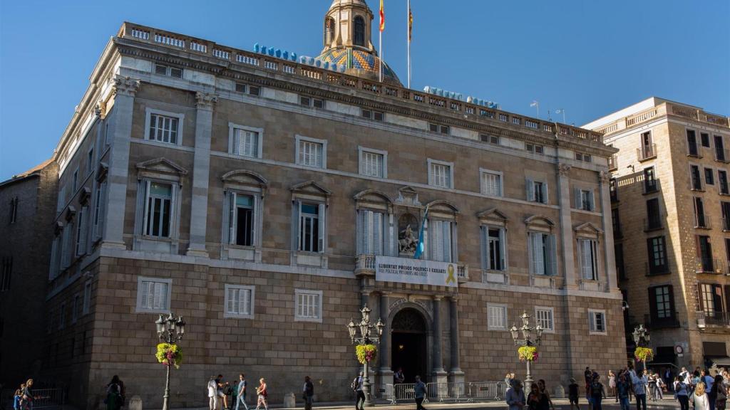 Lazos amarillos en la fachada del Palau de la Generalitat / EUROPA PRESS