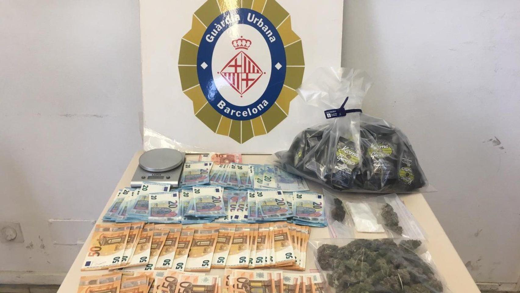 La Guardia Urbana encontró en el vehículo 3.640 euros, marihuana y hachís / GUARDIA URBANA