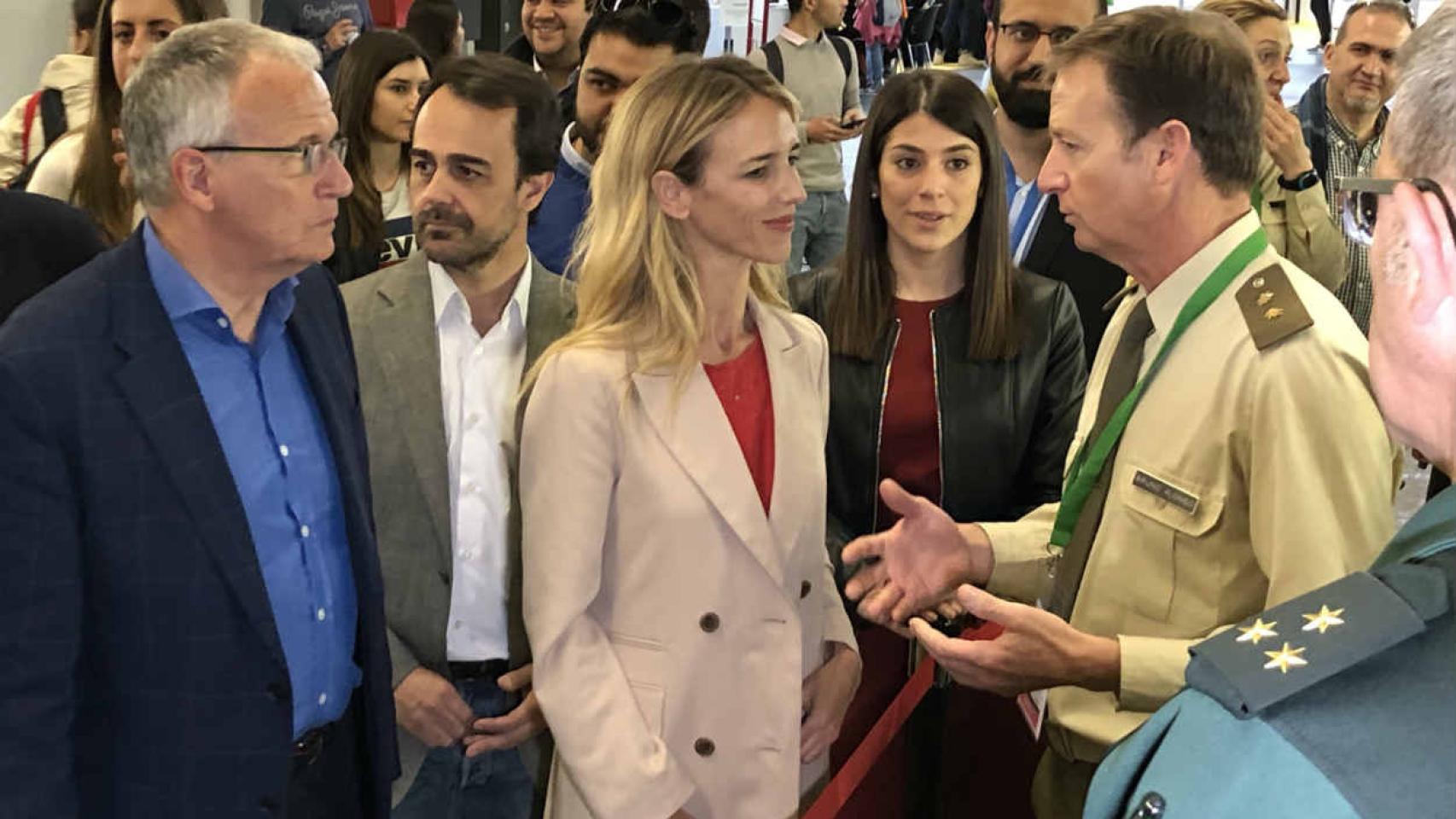 Josep Bou y Álvarez de Toledo, en el stand del ejército en el Saló de l'Ensenyament / PP