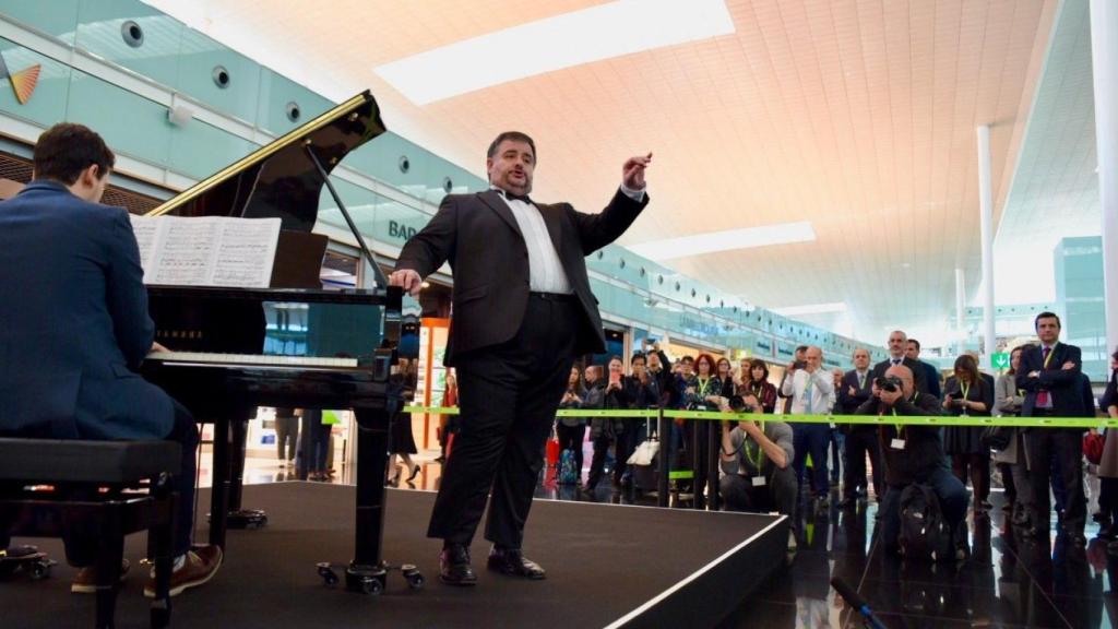 El barítono Luis Cansino en el Aeropuerto de Barcelona / Raúl Urbina