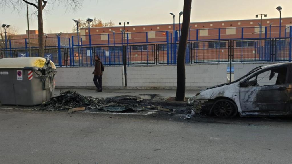 Coche calcinado en la plaza de la Verneda / ASOCIACIÓN DE VECINOS DE LA VERNEDA vía TWITTER