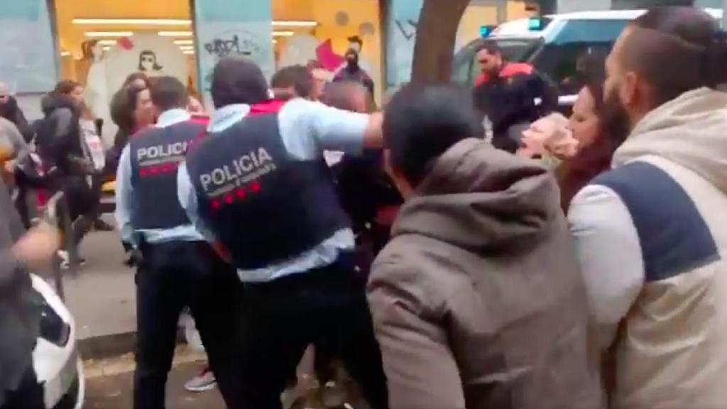 Momentos de tensión en el Raval por un desahucio / Twitter