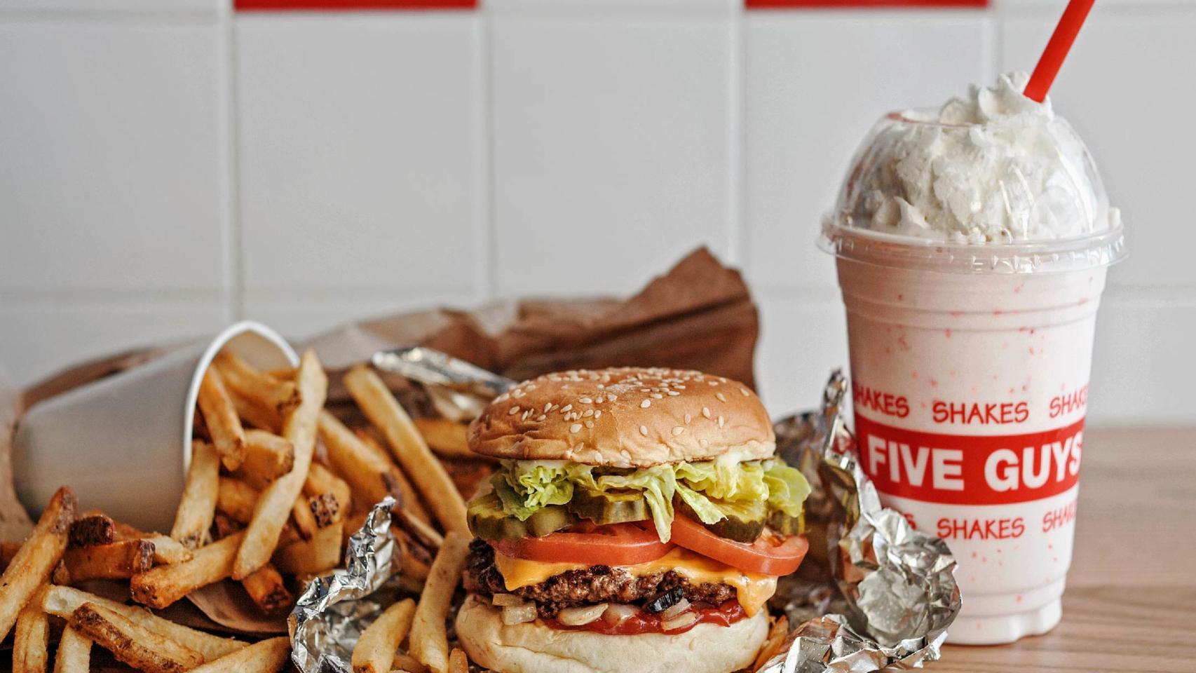 Hamburguesa, patatas fritas y batido de la cadena alimentaria / FIVE GUYS