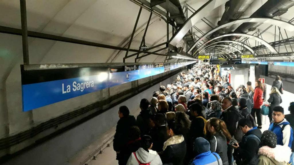 El anden de la estación de Sagrera paralizado por una huelga / @CGTmetroBCN