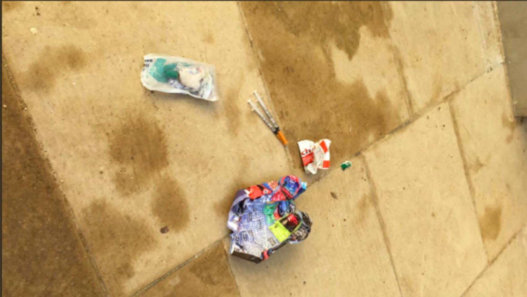 Jeringuillas en la plaza Carme Simó del Gòtic / Twitter