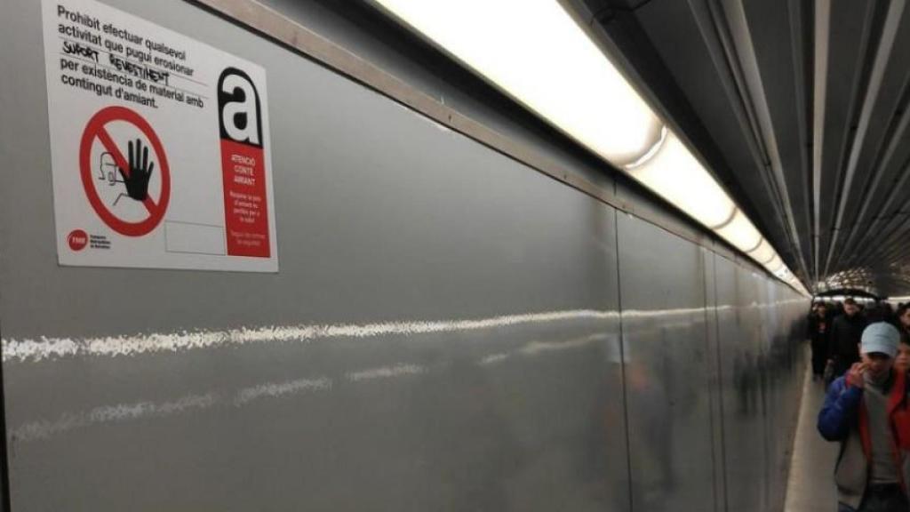Un cartel por la presencia de amianto en un pasillo del metro / @CGTMetroBCN