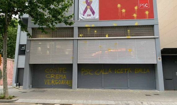 Las pintadas han afectado a toda la fachada