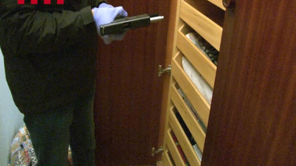 Armas de fuego durante el registro de las viviendas de los extorsionadores / MOSSOS D'ESQUADRA