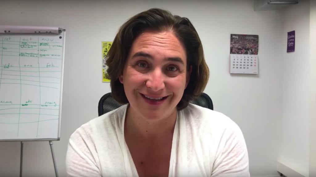 La alcaldesa Ada Colau hace campaña electoral en Youtube también
