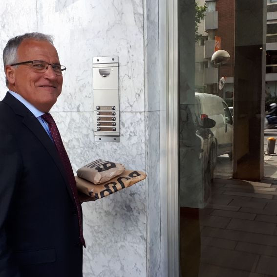 Bou, a la espera con sus obsequios