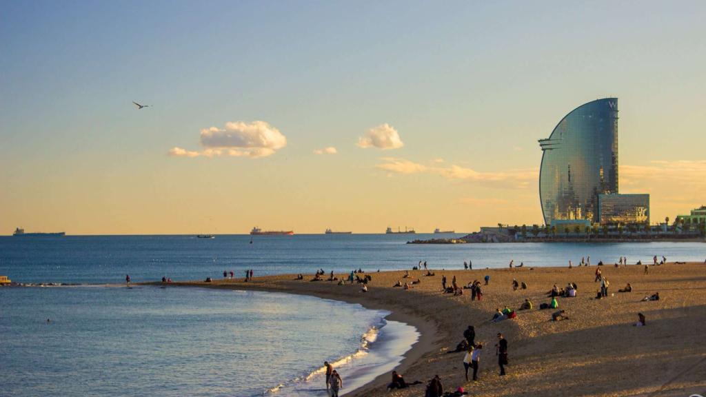 Vista panorámica de la playa de la Barceloneta, en Barcelona