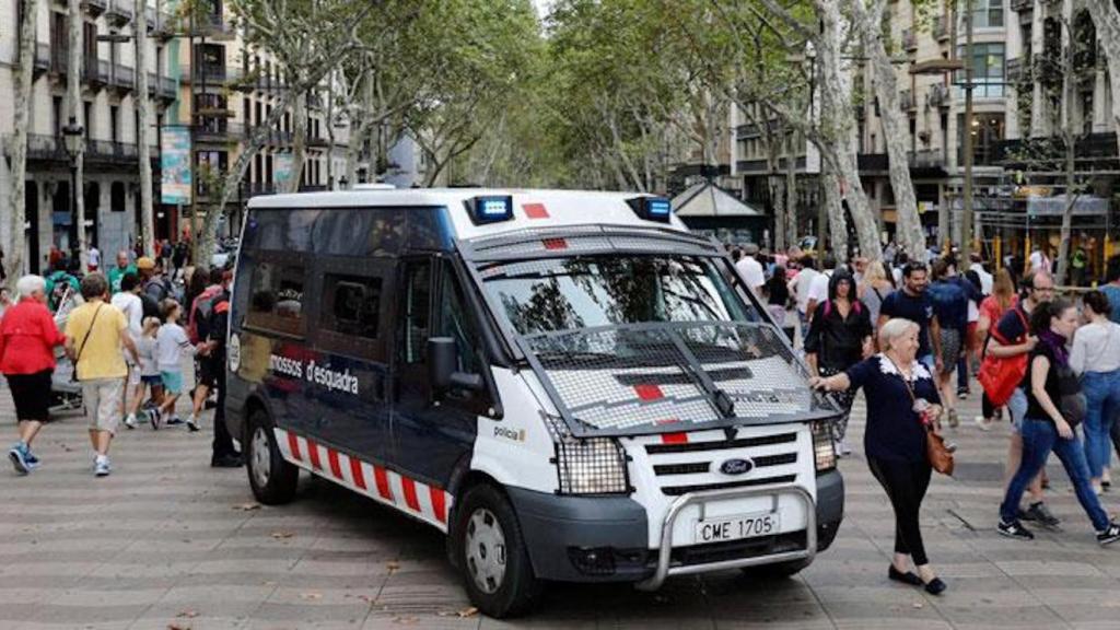 Un furgón de los Mossos d'Esquadra en Las Ramblas de Barcelona / EFE