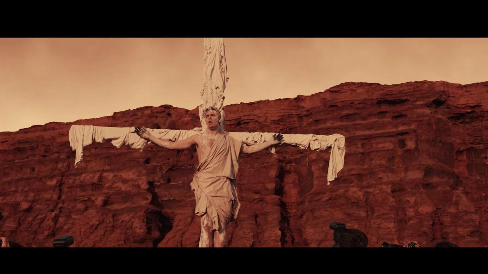 Alfred García en un momento del videoclip 'Wonder' con Pavvla / YOUTUBE