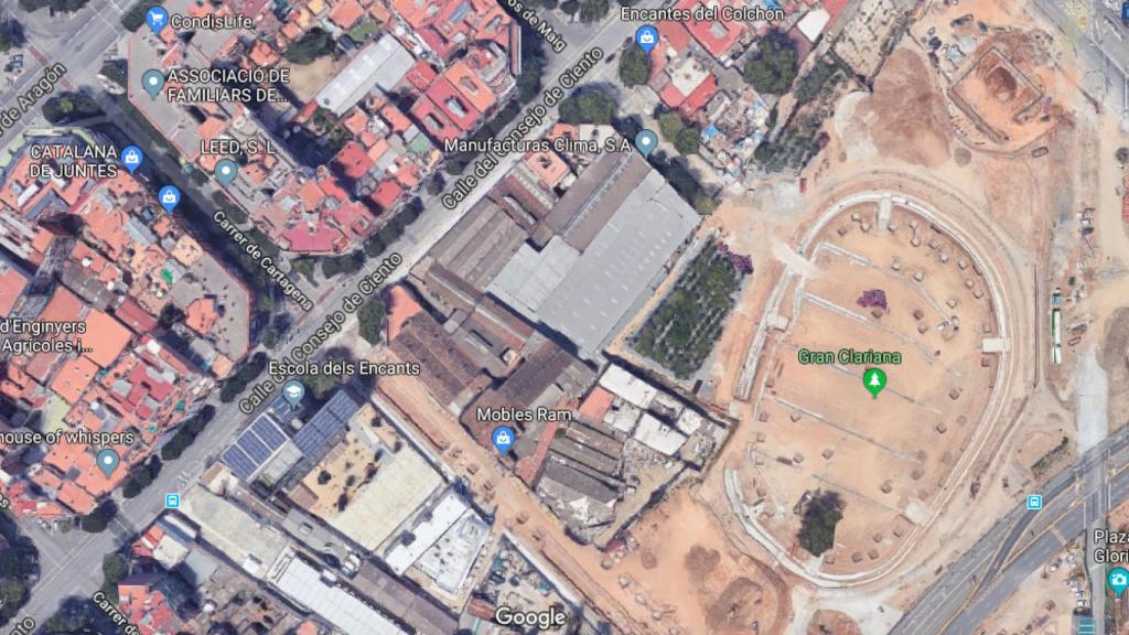 Amianto en el barrio de Sagrada Familia, cerca de las escuelas / Google Maps