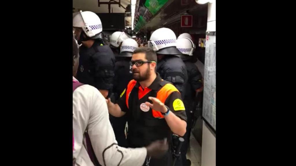 Miembros de la Guardia Urbana junto a trabajadores de TMB en el metro de Barcelona