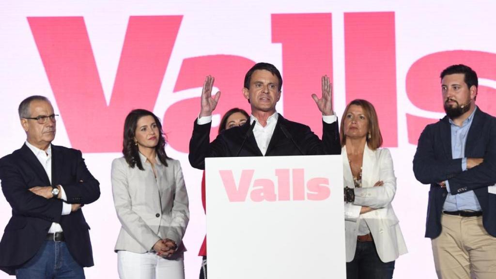 Valls junto con Arrimadas y Corbacho durante la campaña electoral.
