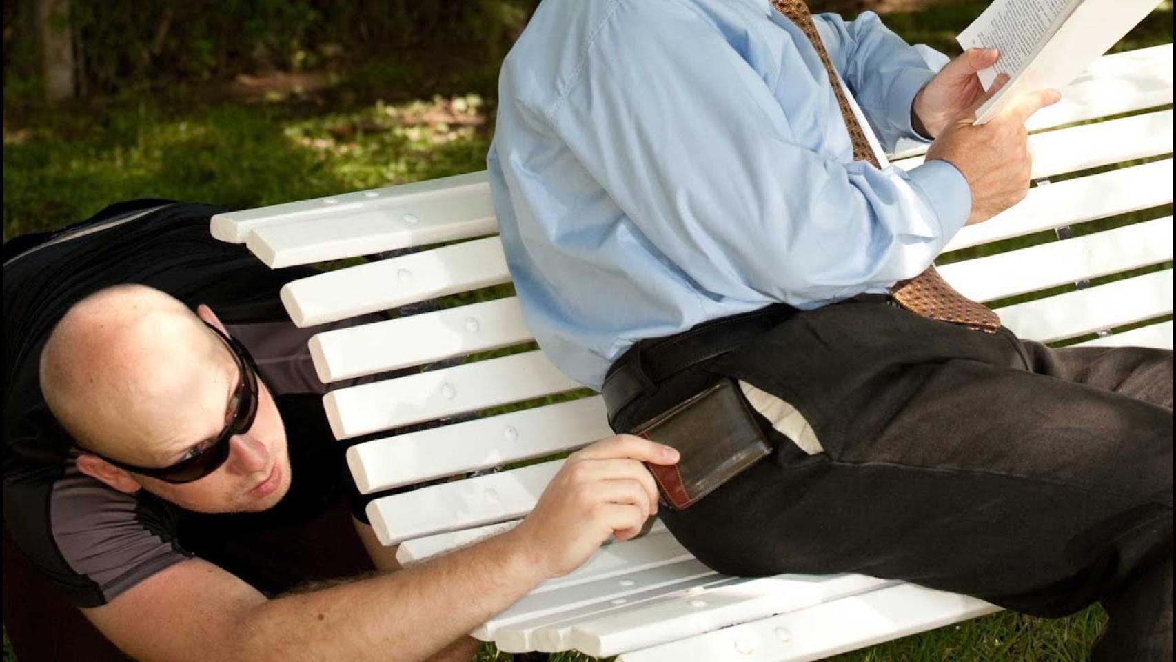 Un carterista en plena acción / Archivo