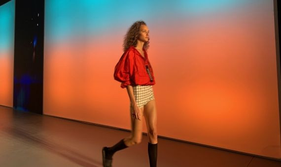 Modelo desfilando para Escorpion Studio Barcelona en la 080 Barcelona Fashion / VM