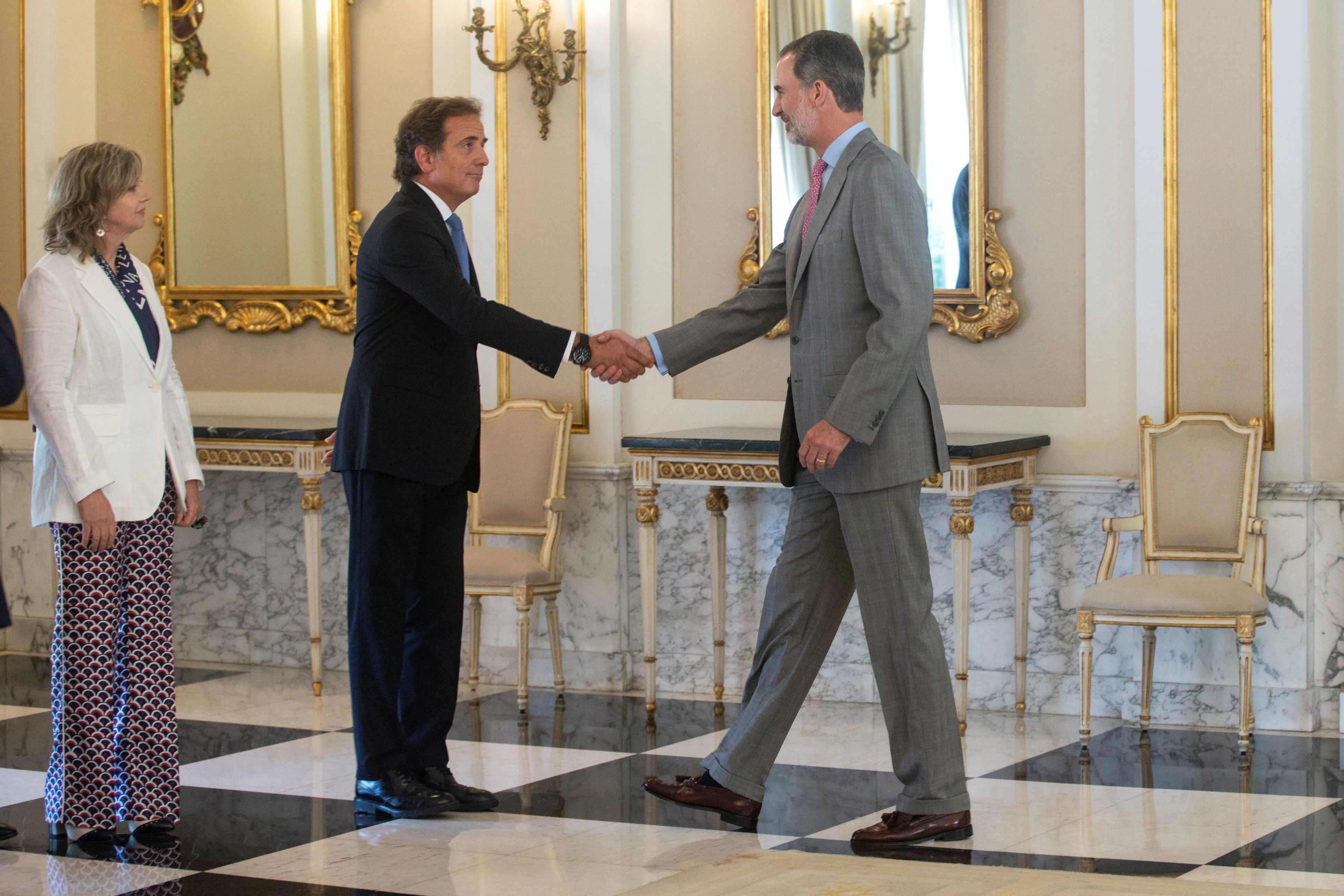 El Rey Felipe VI saluda a Pau Guardans, presidente de Barcelona Global / EFE