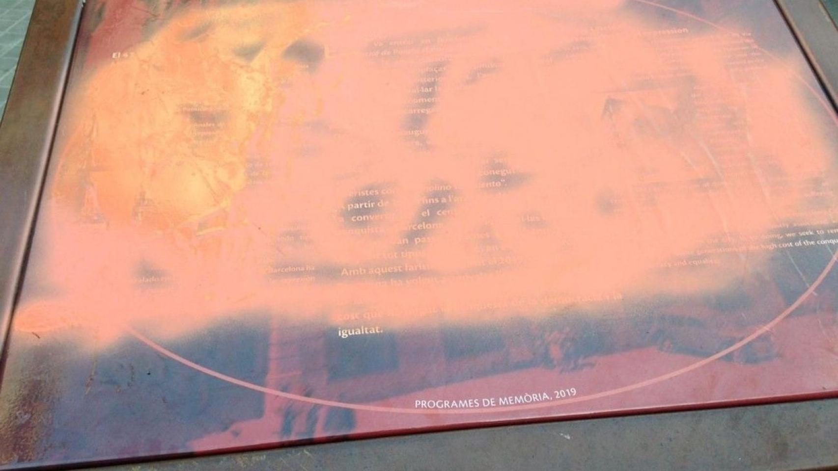 La placa contra la represión policial de Via Laietana pintada con spray / @JRABASSA