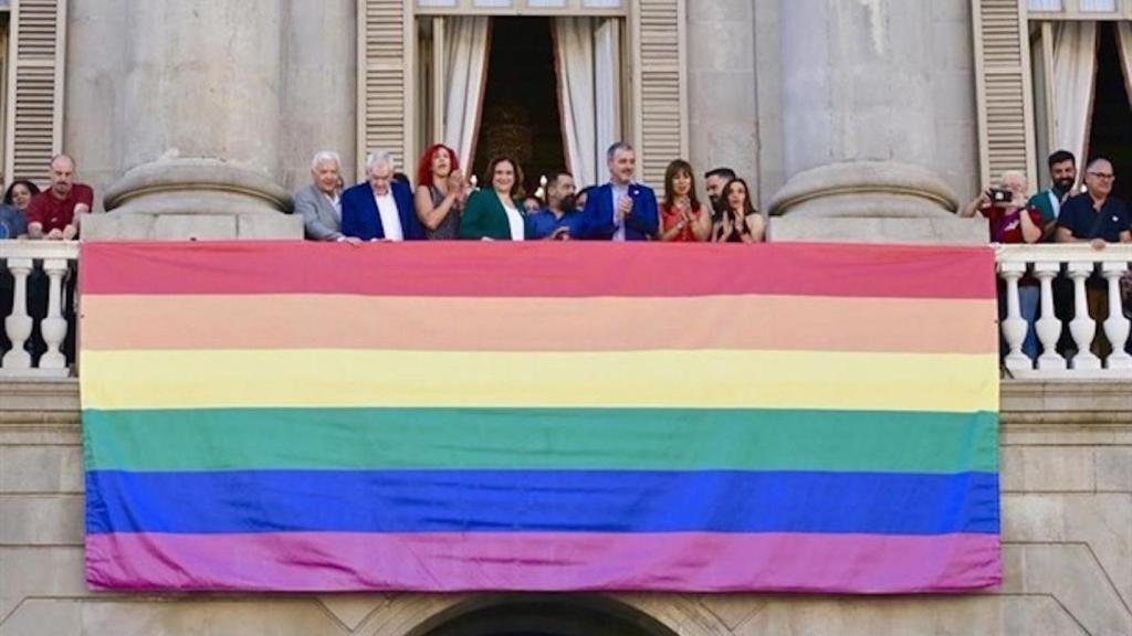 Ada Colau junto a otros concejales en el balcón del Ayuntamiento de Barcelona con el pendón LGTBI / EP