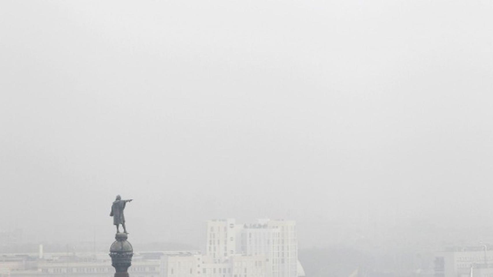 Foto de archivo de la contaminación de aire en Barcelona / EFE