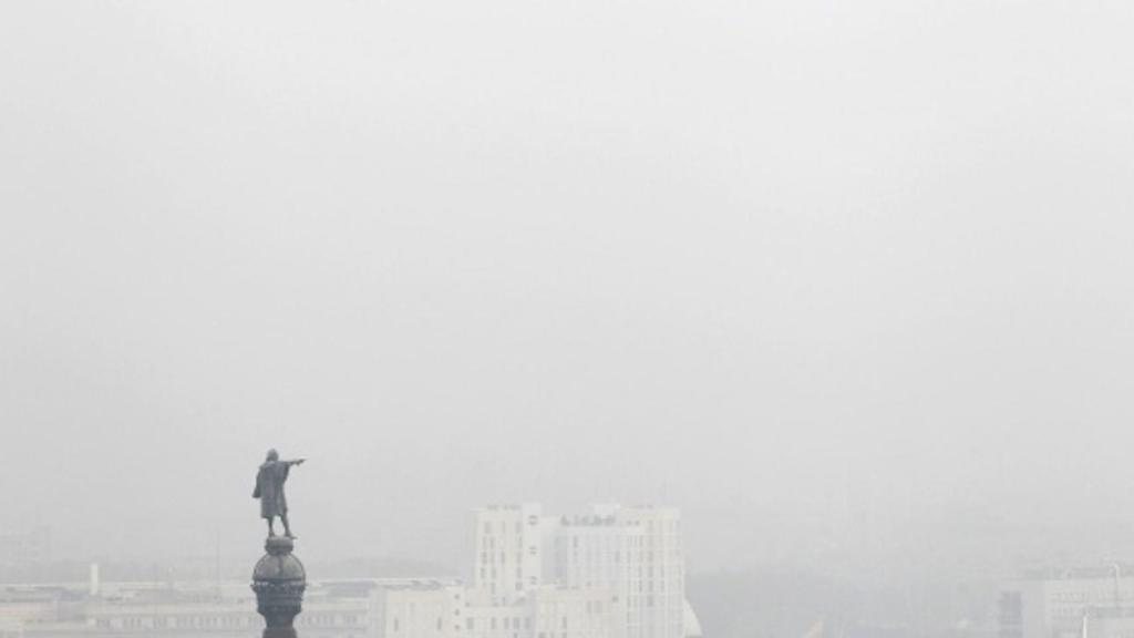 Foto de archivo de la contaminación de aire en Barcelona / EFE