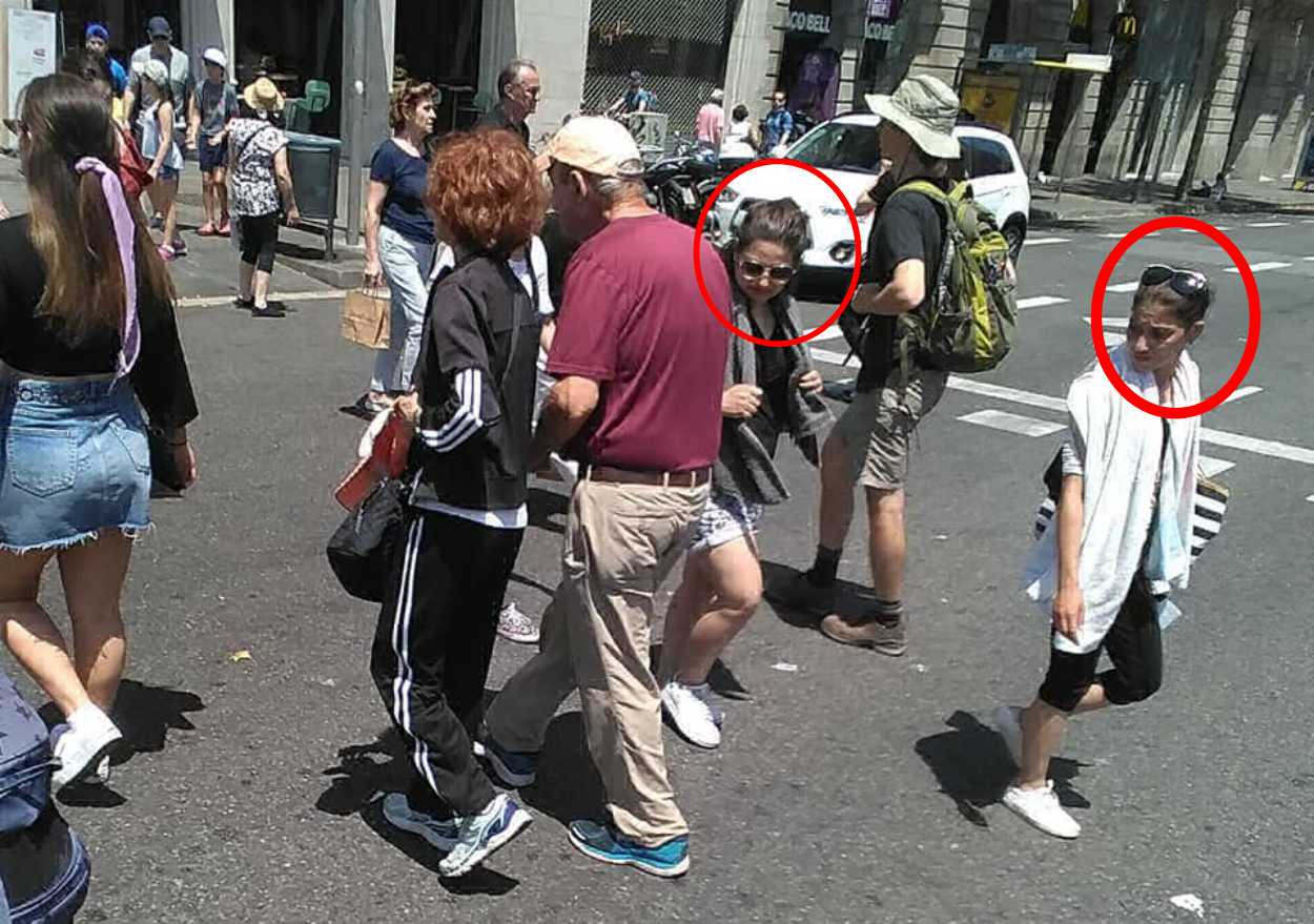 Ladronas en el centro de Barcelona disfrazadas de turistas / MA