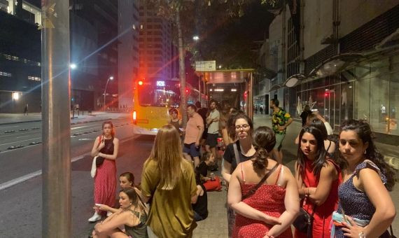 Asistentes del Festival Cruïlla esperando a que llegue el autobús / MA