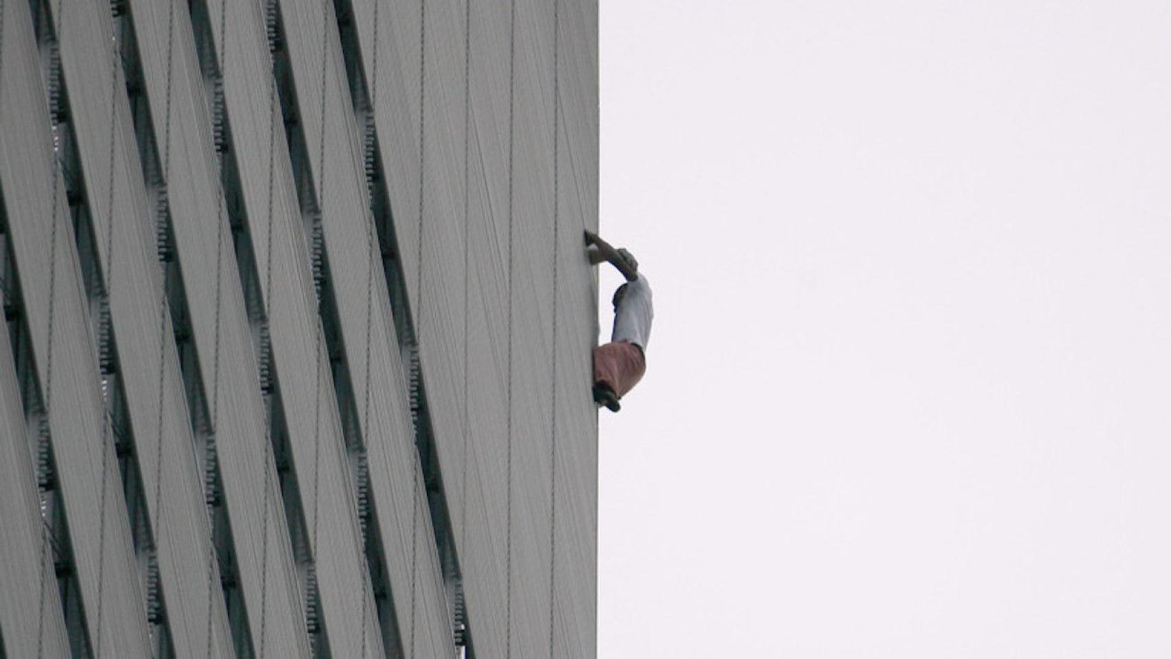 Un hombre escalando el edificio más alto de Europa Occidental / LUCAS JACKSON - REUTERS