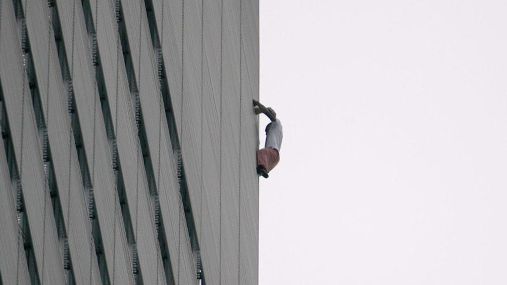 Un hombre escalando el edificio más alto de Europa Occidental / LUCAS JACKSON - REUTERS