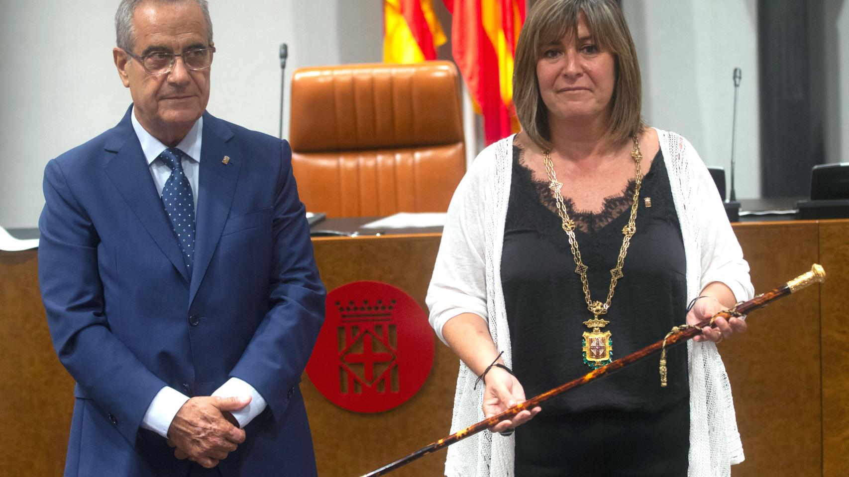 La alcaldesa de L'Hospitalet de Llobregat, Núria Marín, sostiene la vara de mando junto al diputado provincial Celestino Corbacho durante el acto de constitución de la Diputación de Barcelona