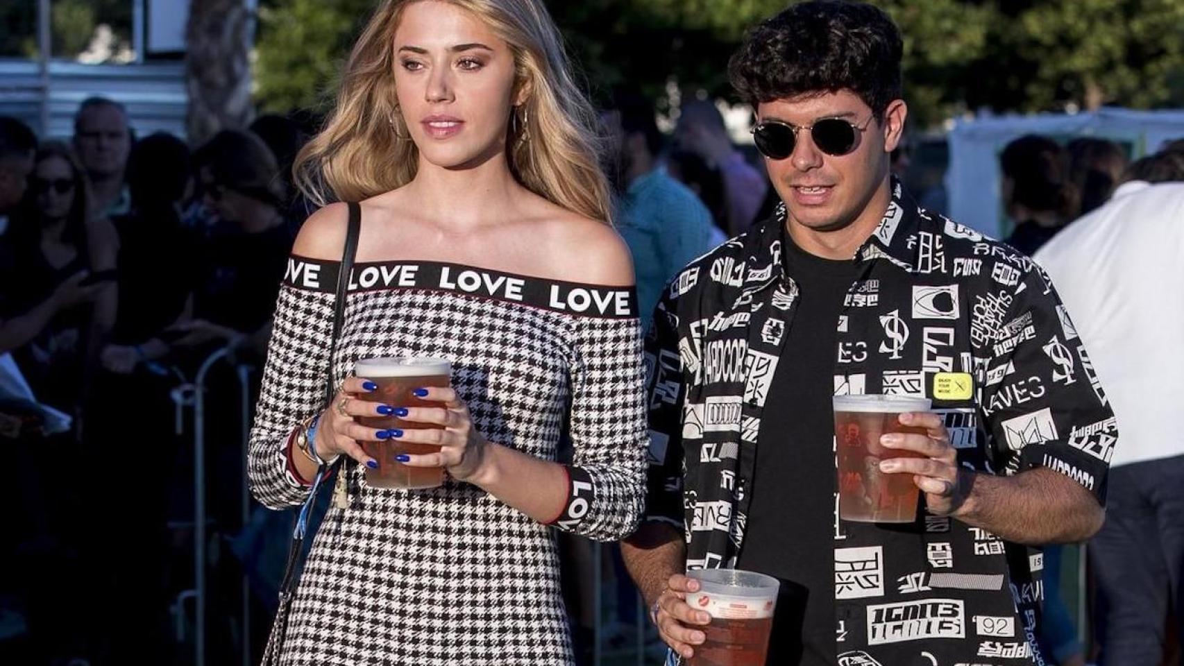 Amaia Izar y Alfred García asistiendo juntos al festival Mad Cool