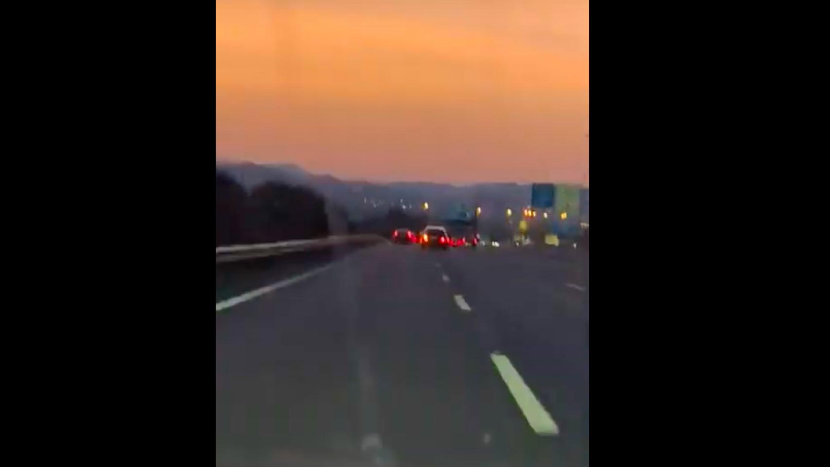 Un conductor temerario estrella su coche cuando circulaba con un niño por la A-2